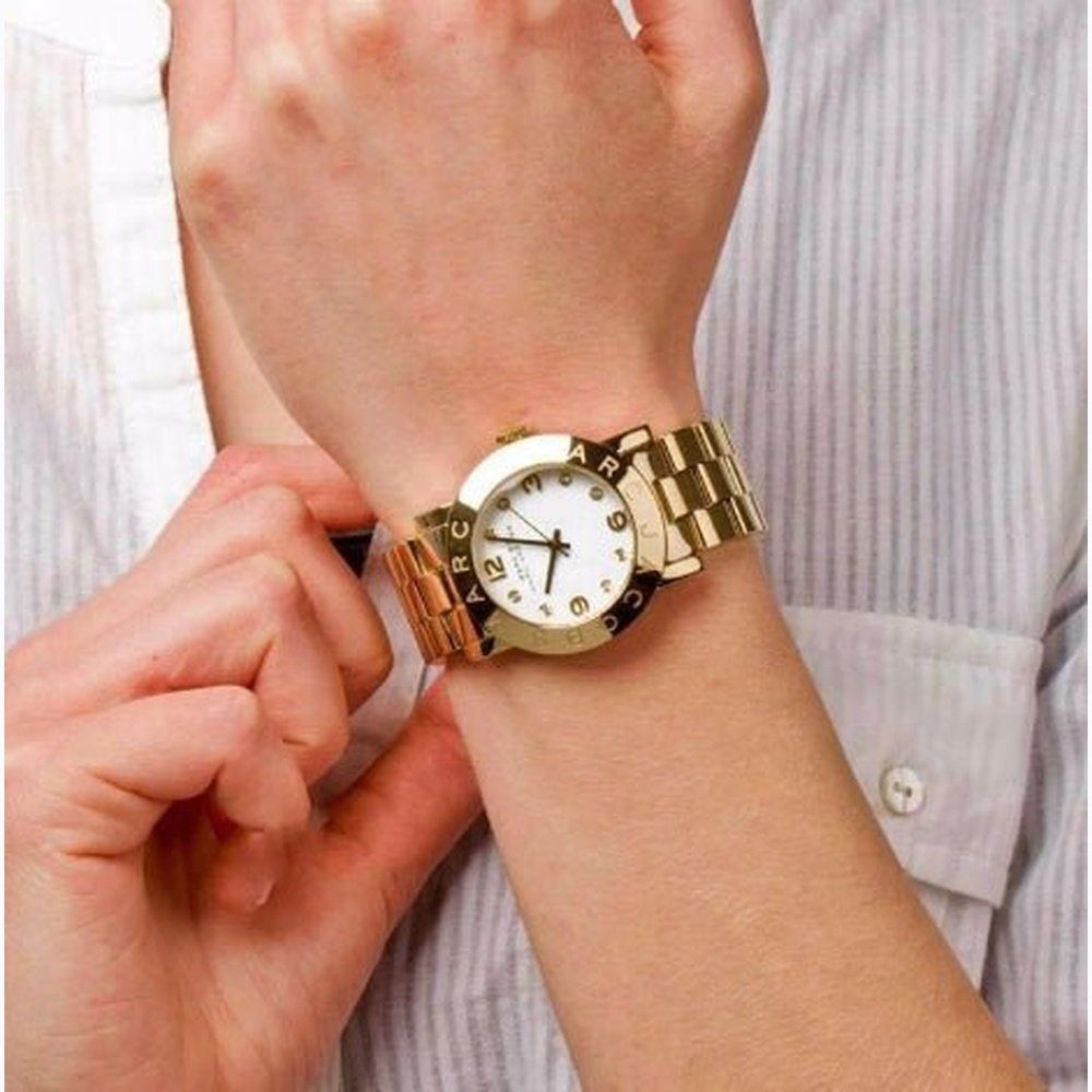 Goldfarbene Armbanduhr mit Kristall-Indizes