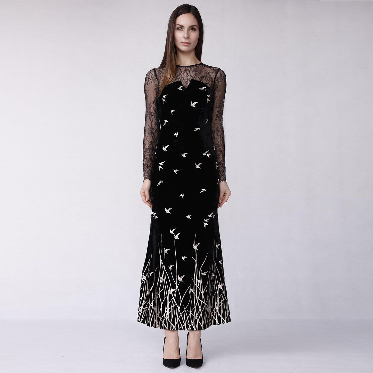 Samt-Abendkleid mit feiner Spitze