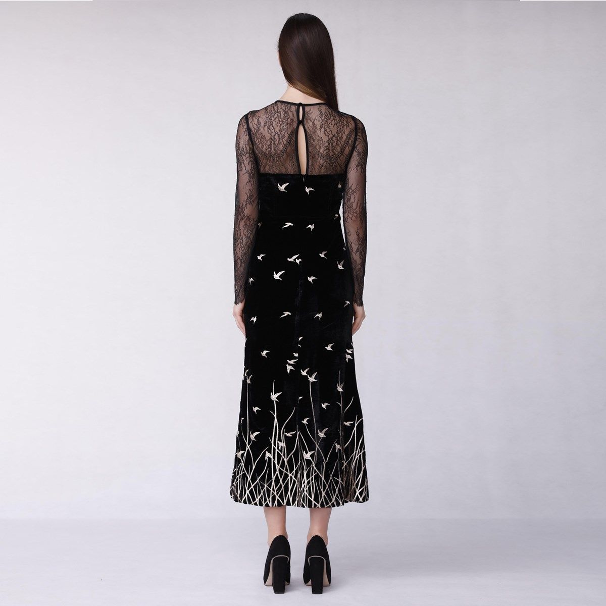 Samt-Abendkleid mit feiner Spitze