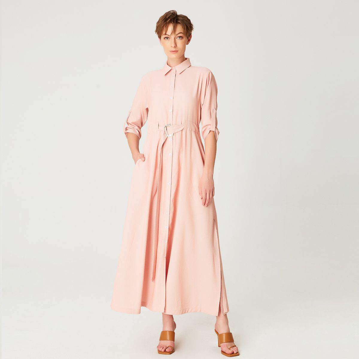 Minimalistisches langes Hemdblusenkleid mit Gürtel