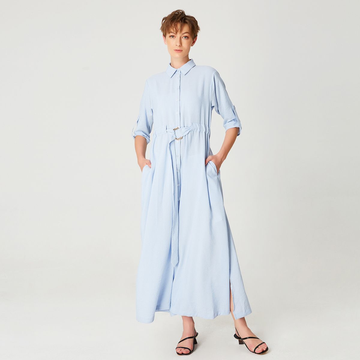 Minimalistisches langes Hemdblusenkleid mit Gürtel