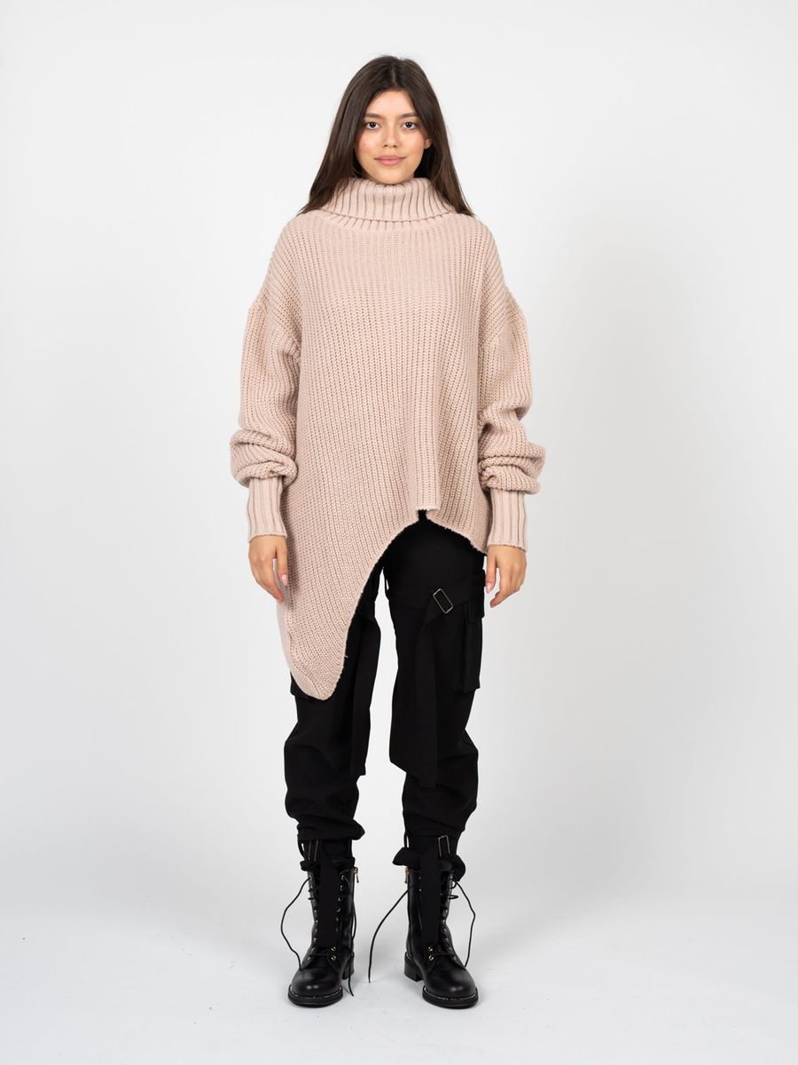 Asymmetrischer Rollkragenpullover aus Grobstrick