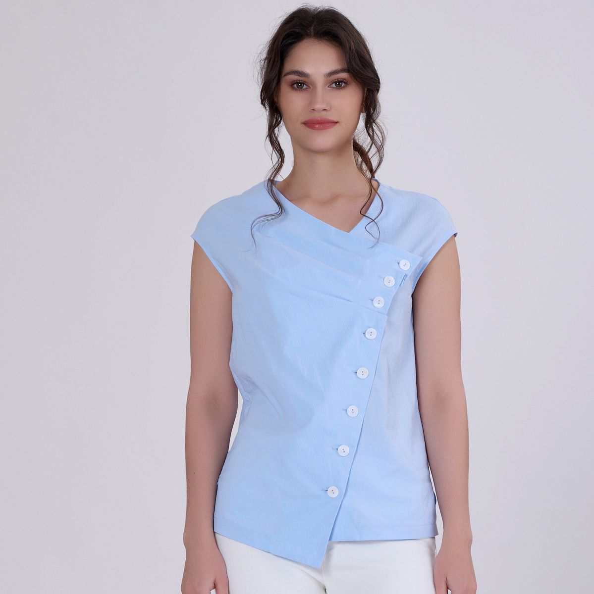 Asymmetrische Bluse aus Baumwollpopeline mit Falten