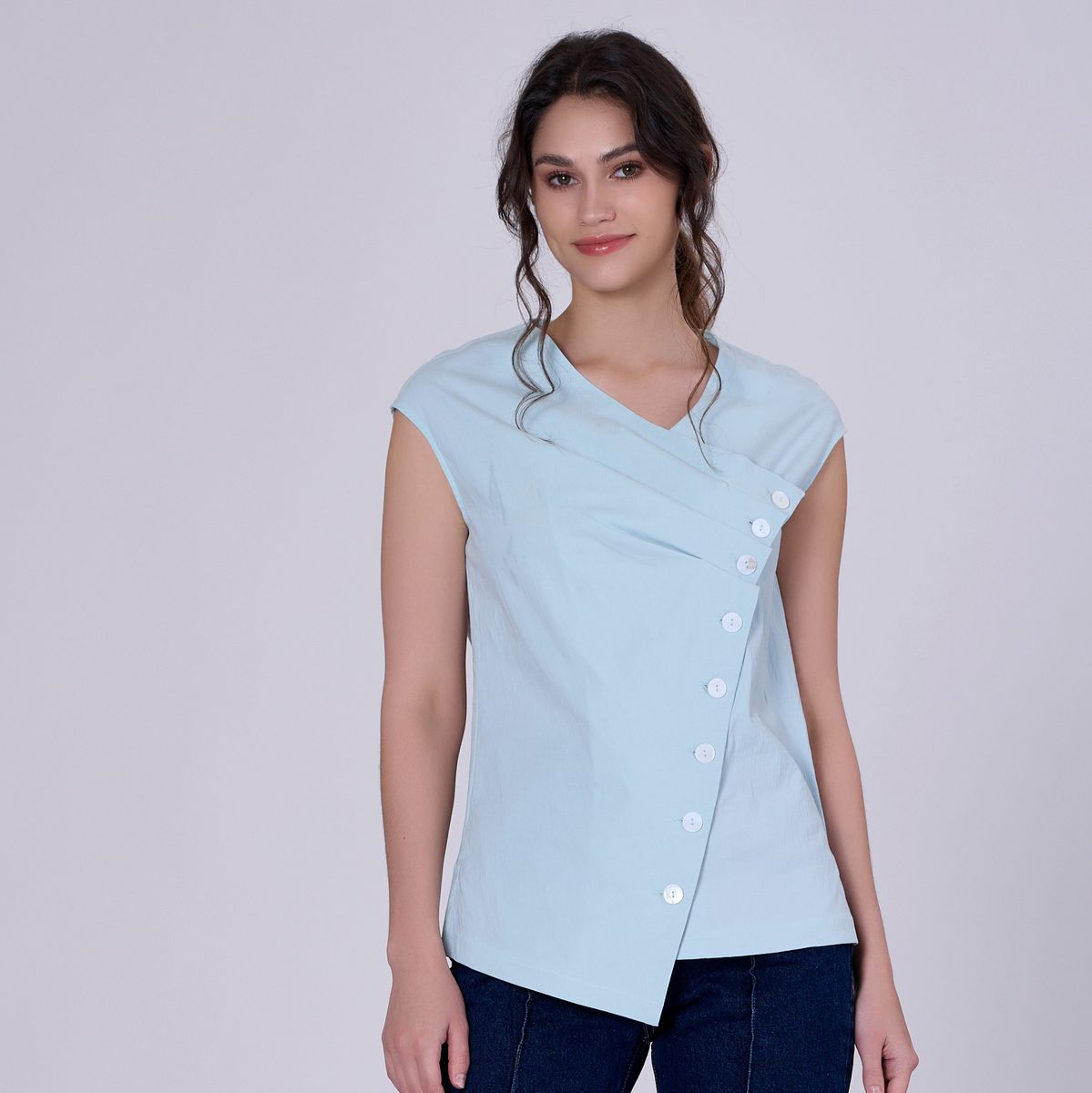 Asymmetrische Bluse aus Baumwollpopeline mit Falten