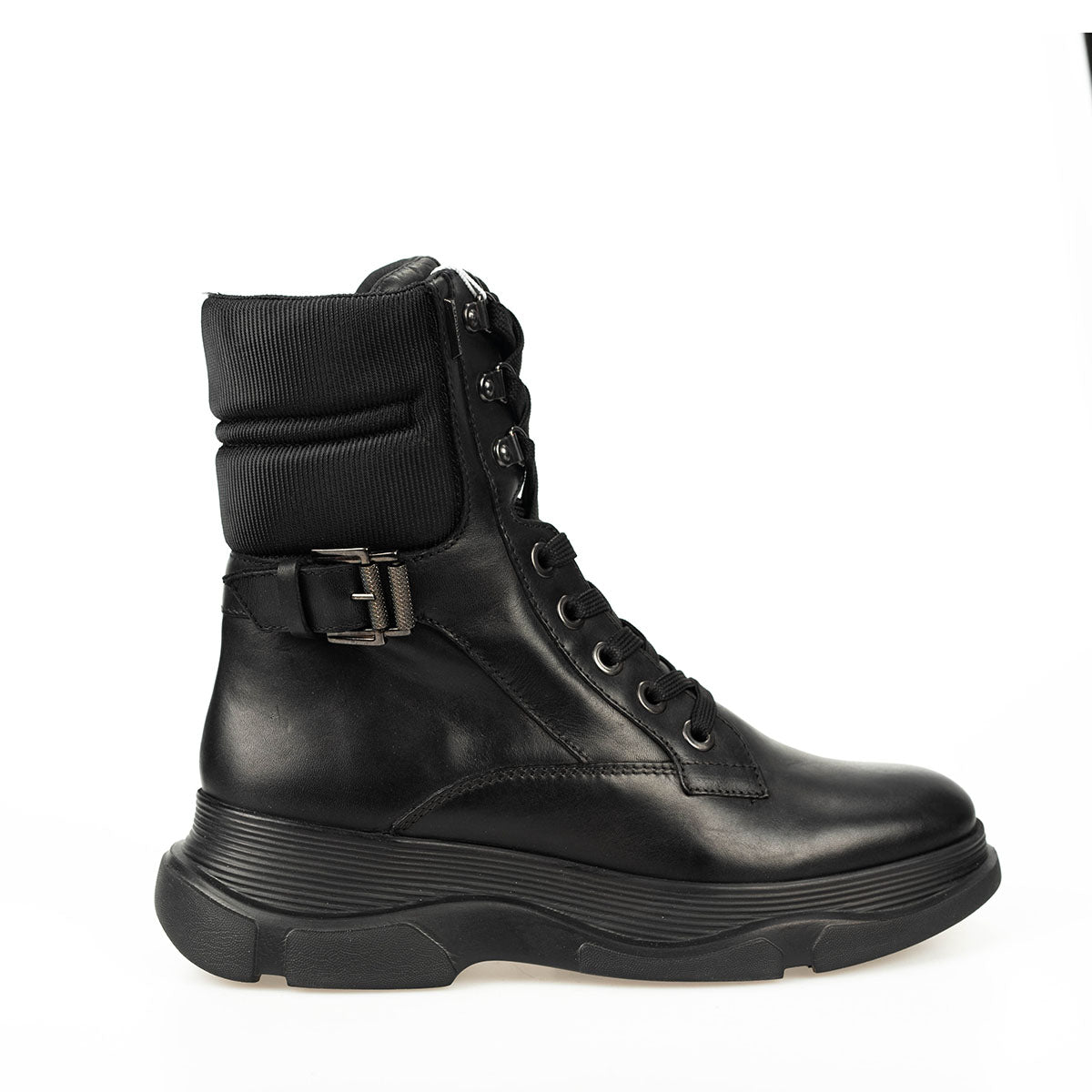 Schnürstiefel aus Leder und Textil