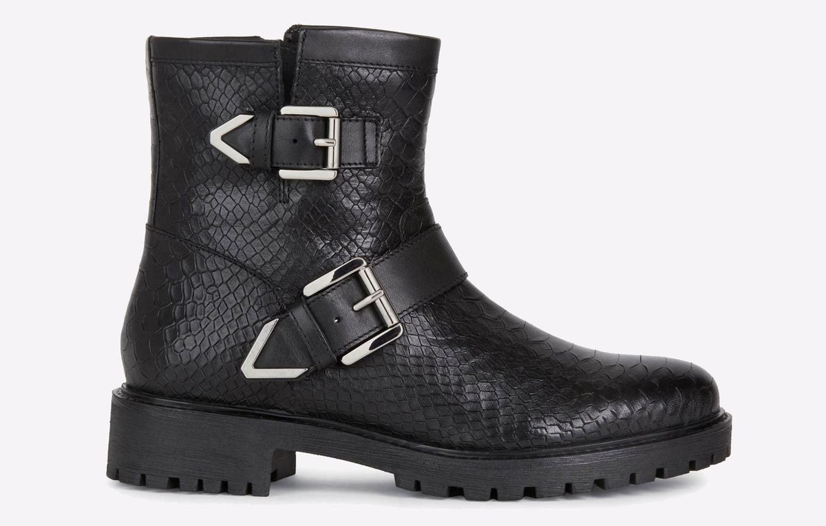 Stiefeletten mit Schlangenprägung und Schnallen