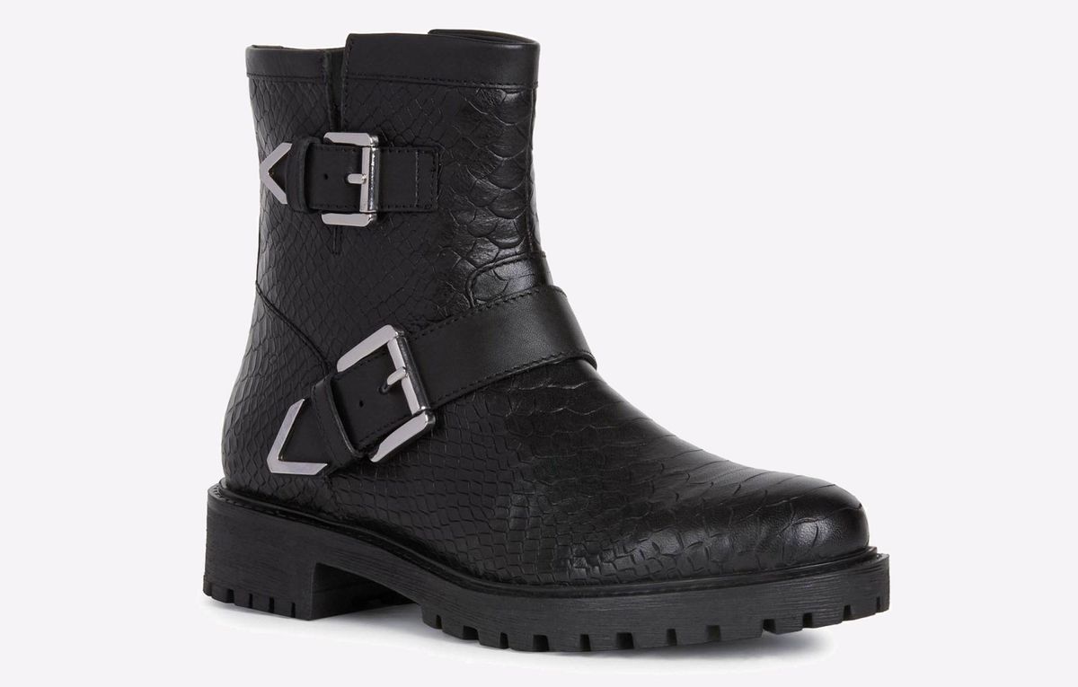 Stiefeletten mit Schlangenprägung und Schnallen