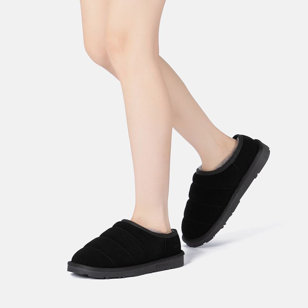 Gesteppte Slipper aus Lammfell-Veloursleder