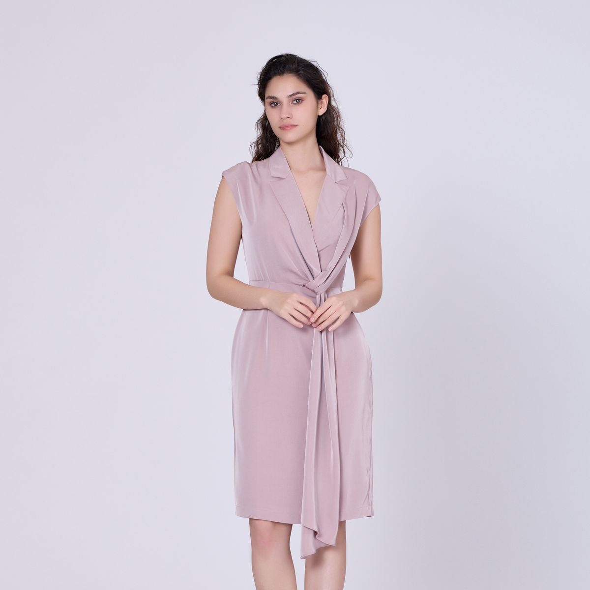 Asymmetrisch drapiertes Kleid aus Matt-Satin