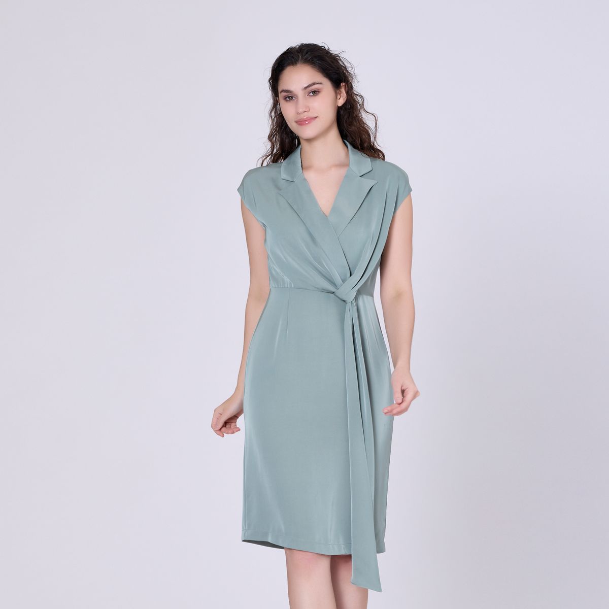 Asymmetrisch drapiertes Kleid aus Matt-Satin
