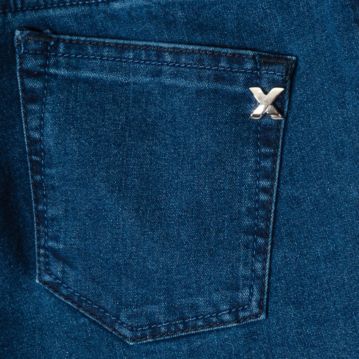 Schmal geschnittene dunkle Jeans
