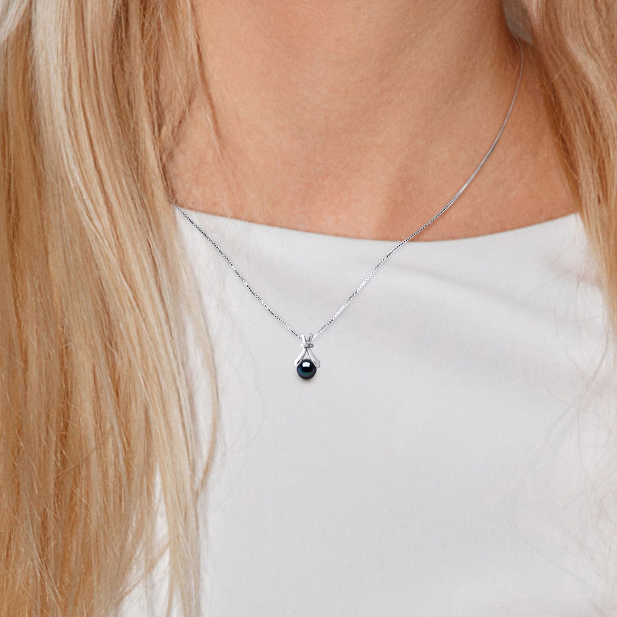 Eleganter Goldanhänger mit schwarzer Perle