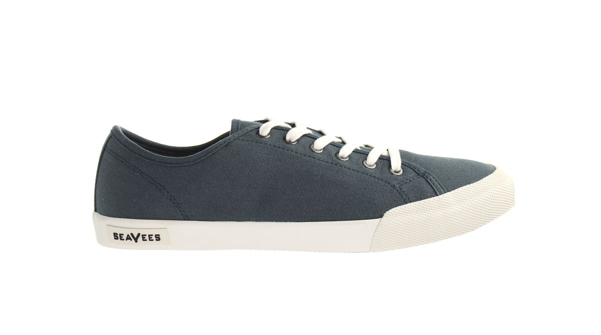 Klassische Schnürsneaker aus Canvas