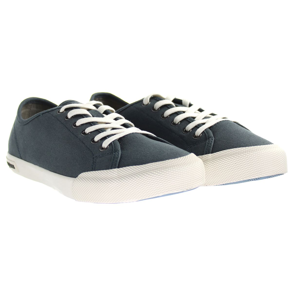 Klassische Schnürsneaker aus Canvas