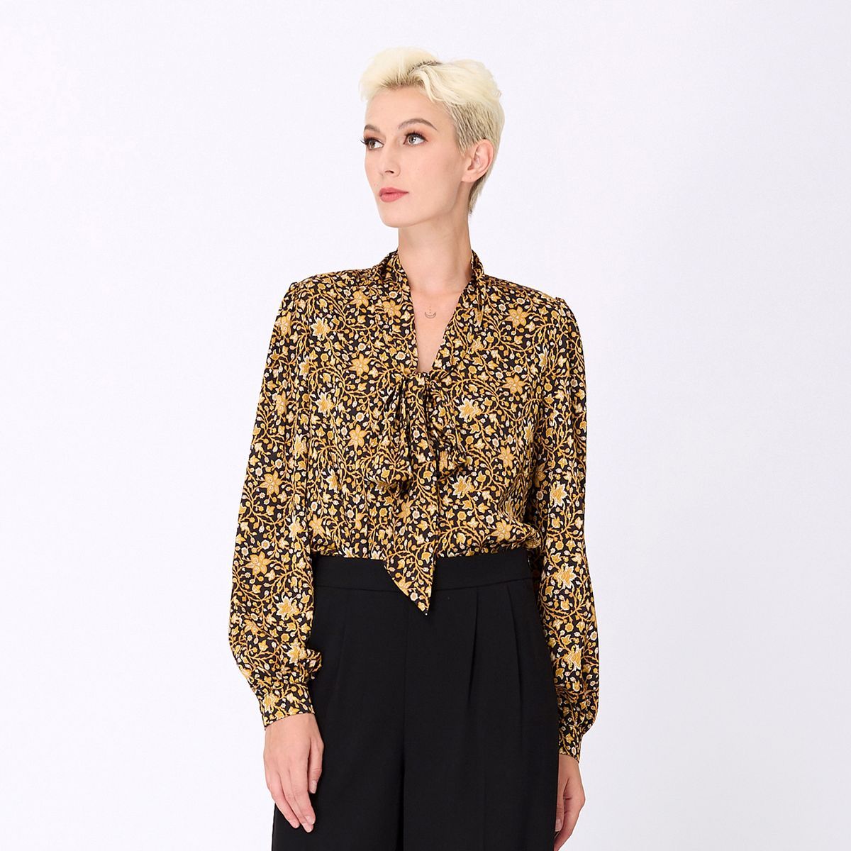 Bluse mit Ascot-Krawatte