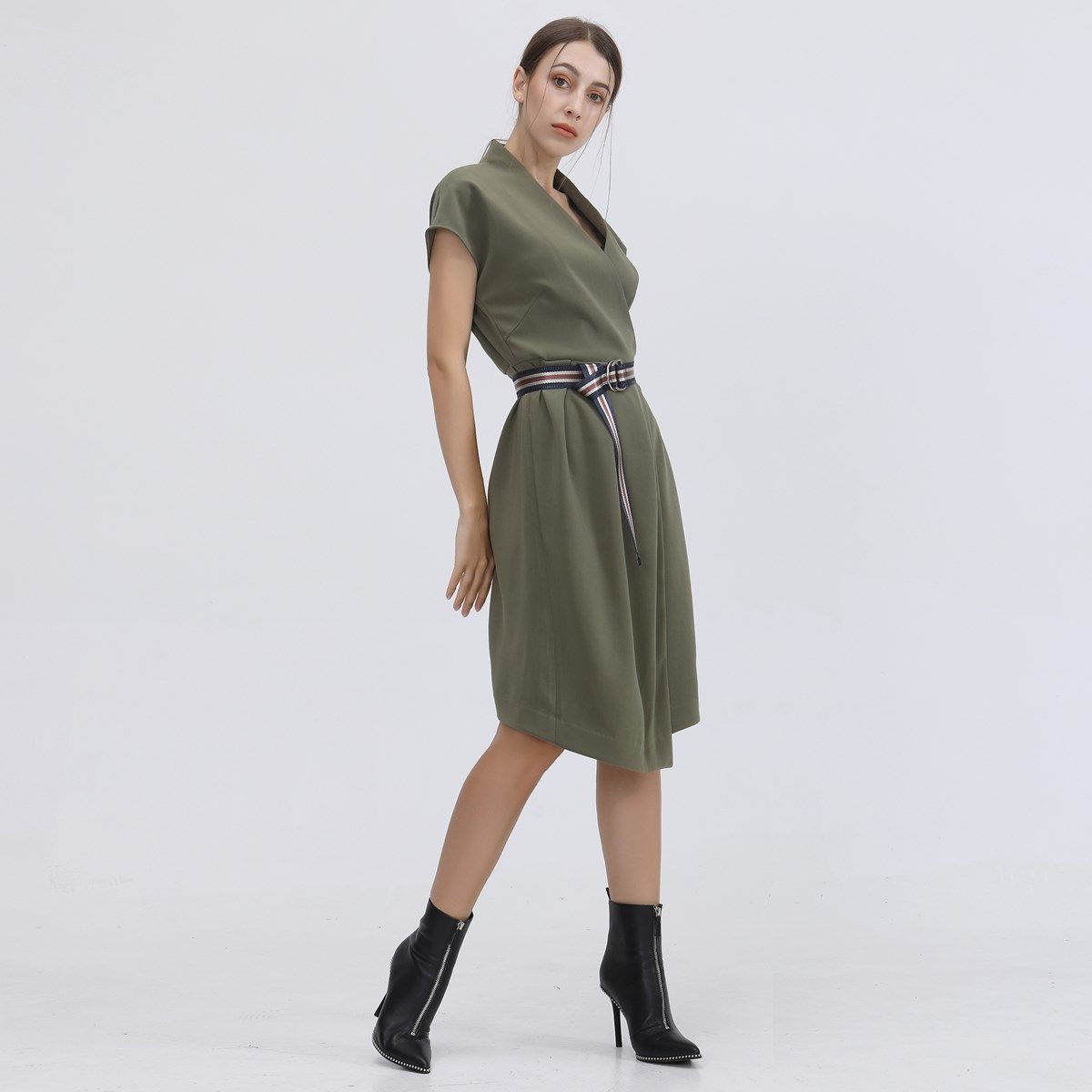 Asymmetrisches Wickel-Midikleid mit Gürtel