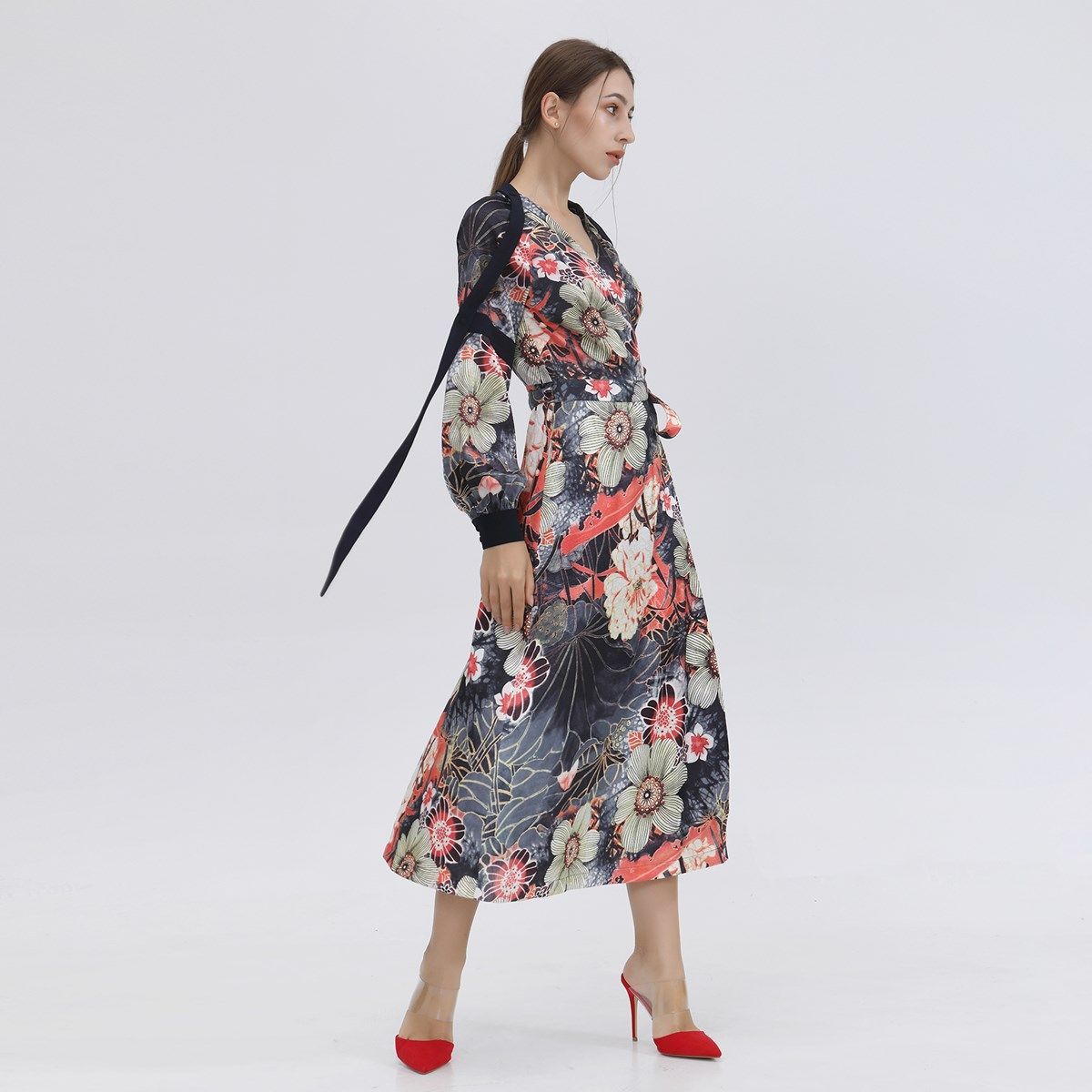 Wickel-Midikleid mit Blumendruck und Satindetails