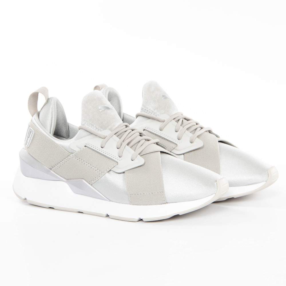Sneaker mit Satin-Finish und Kreuzriemen