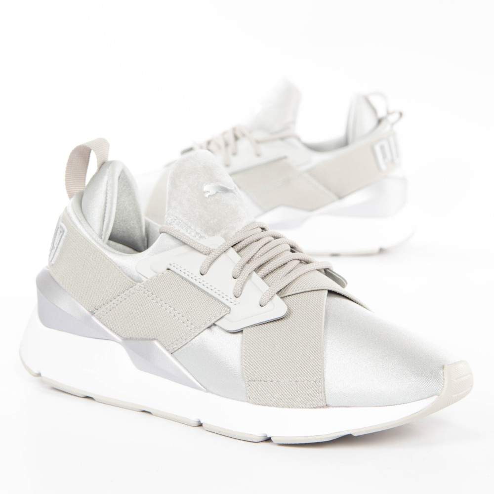 Sneaker mit Satin-Finish und Kreuzriemen