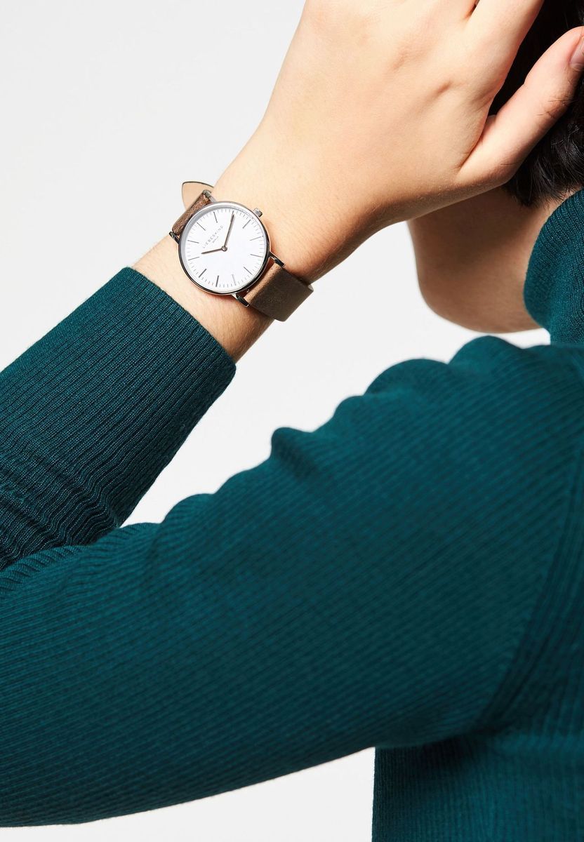 Minimalistische Edelstahl-Armbanduhr mit Lederband