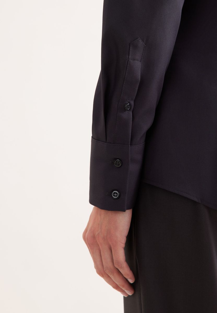 Slim Fit Kelchkragenbluse