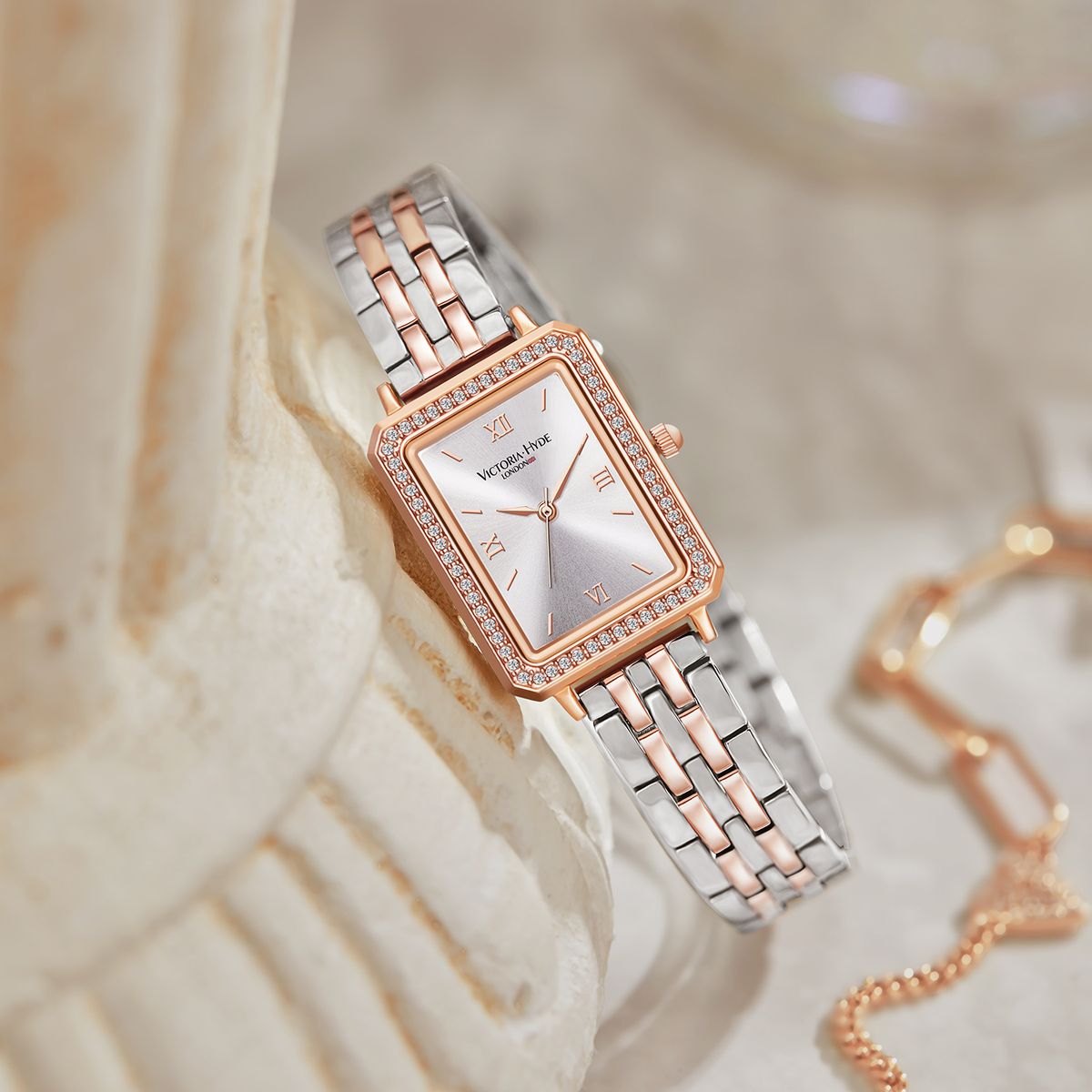 Elegante Viereckige Uhr mit Kristallbesatz