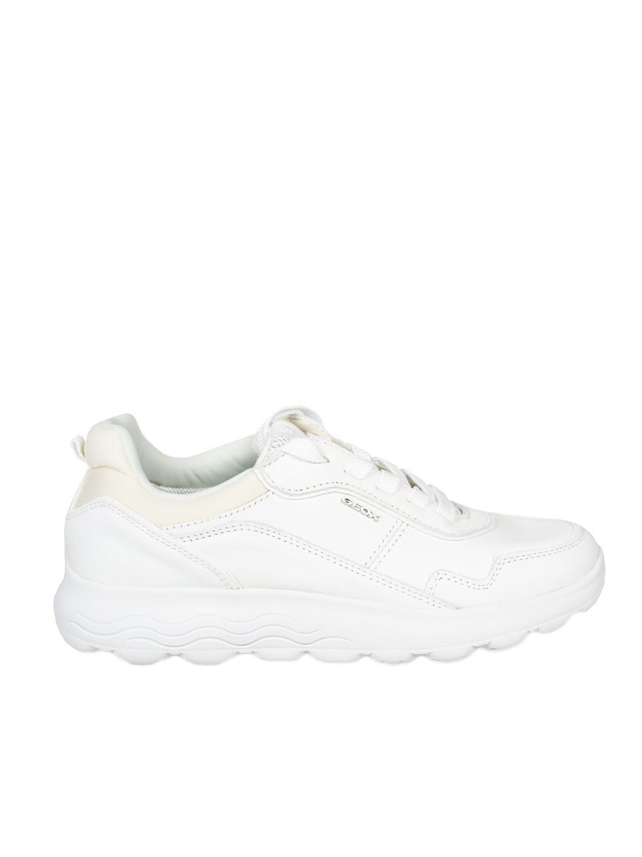 Gedämpfte Leder- und Textilsneaker