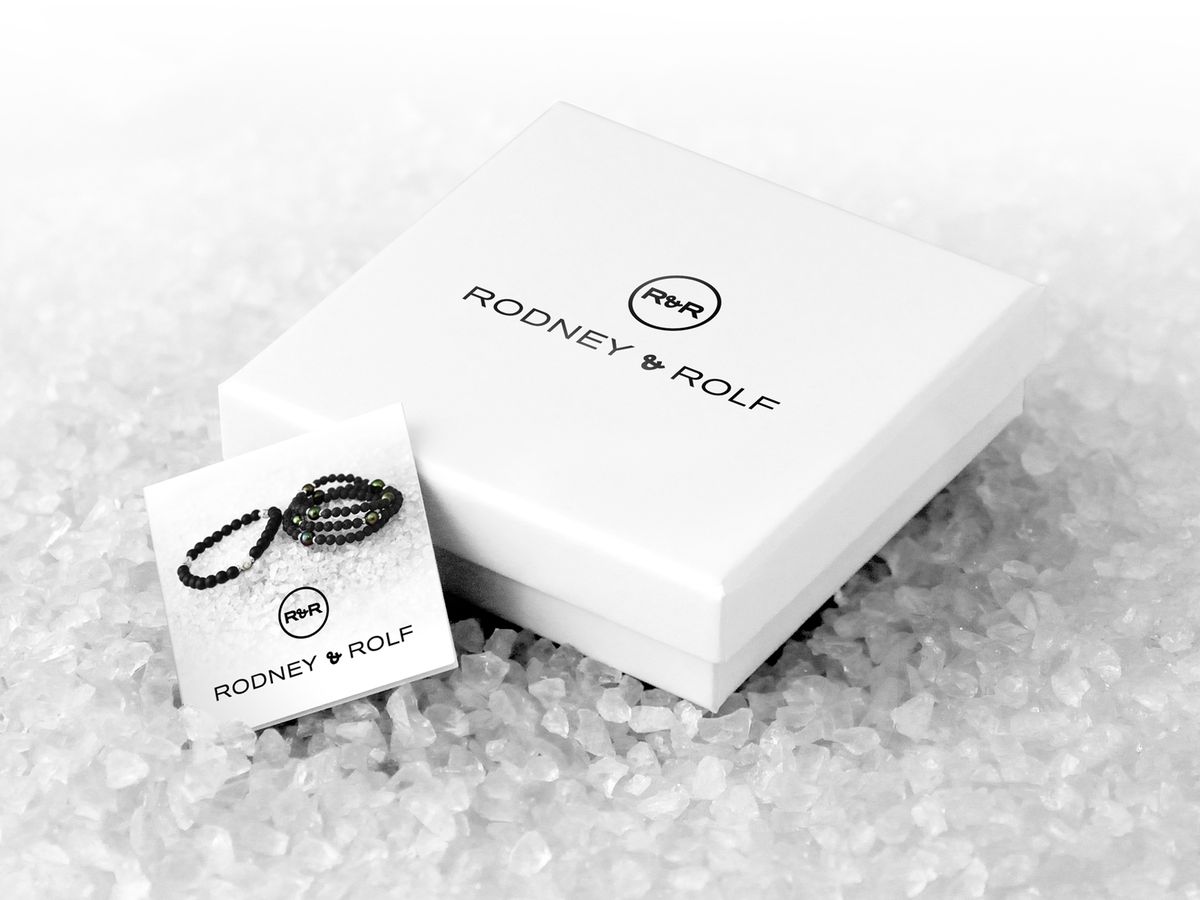 Perlenarmband mit floralen Elementen