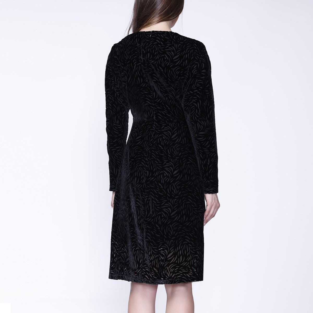 Gemustertes Samtkleid mit V-Ausschnitt