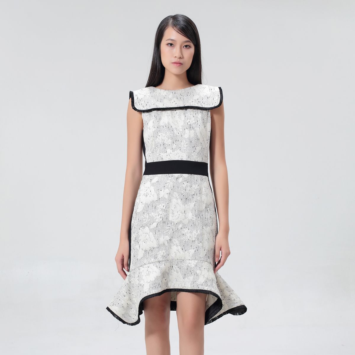 Gespreckeltes Jacquardkleid mit Kontrastbesatz