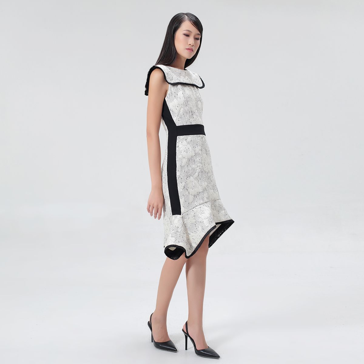 Gespreckeltes Jacquardkleid mit Kontrastbesatz