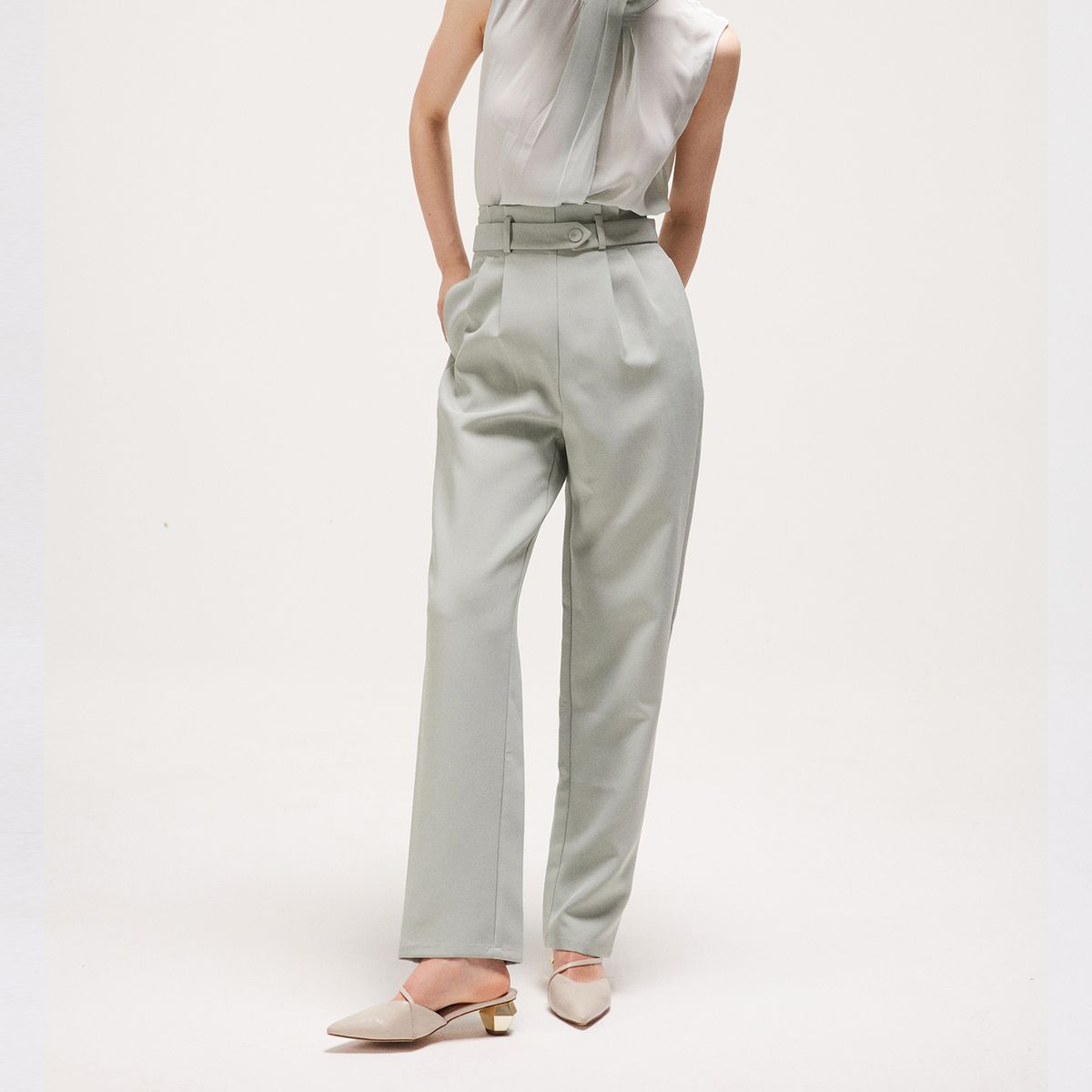 Hochtaillierte Karottenhose mit Bundfalten