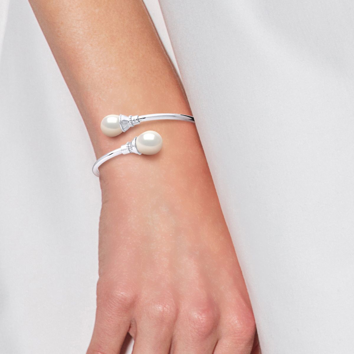 Eleganter Perlen-Bypass-Armreif
