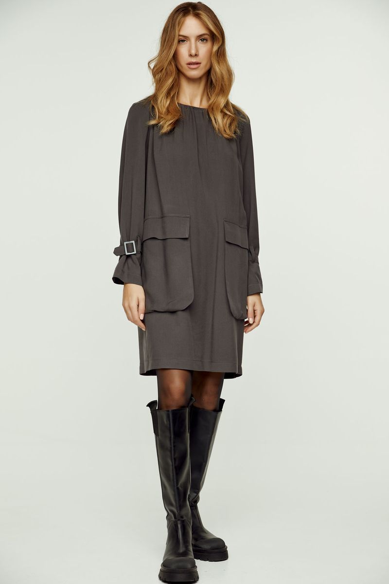 Minimalistisches Tencel-Kleid mit Utility-Taschen