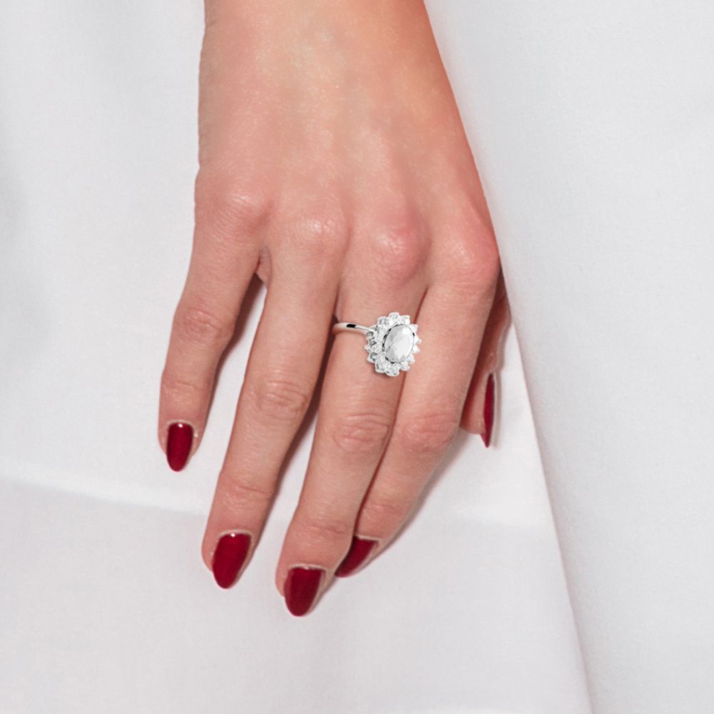 Funkelnder Halo-Ring mit ovalem Kristall