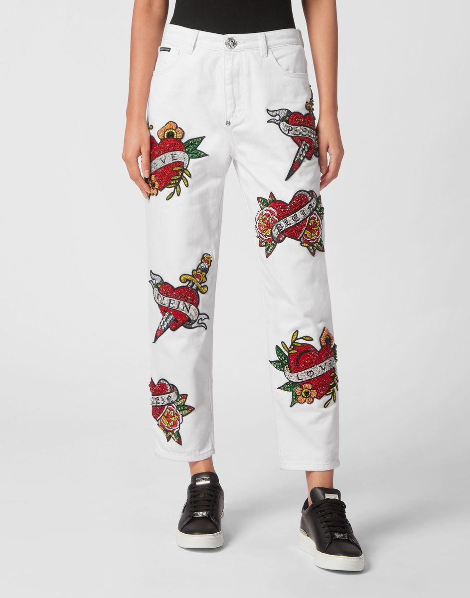 Verzierte Mom-Jeans mit Tattoo-Patches