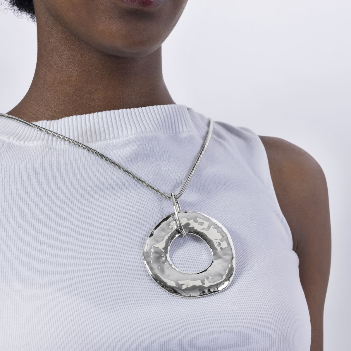 Halskette mit organischem Hammerschlag-Ring
