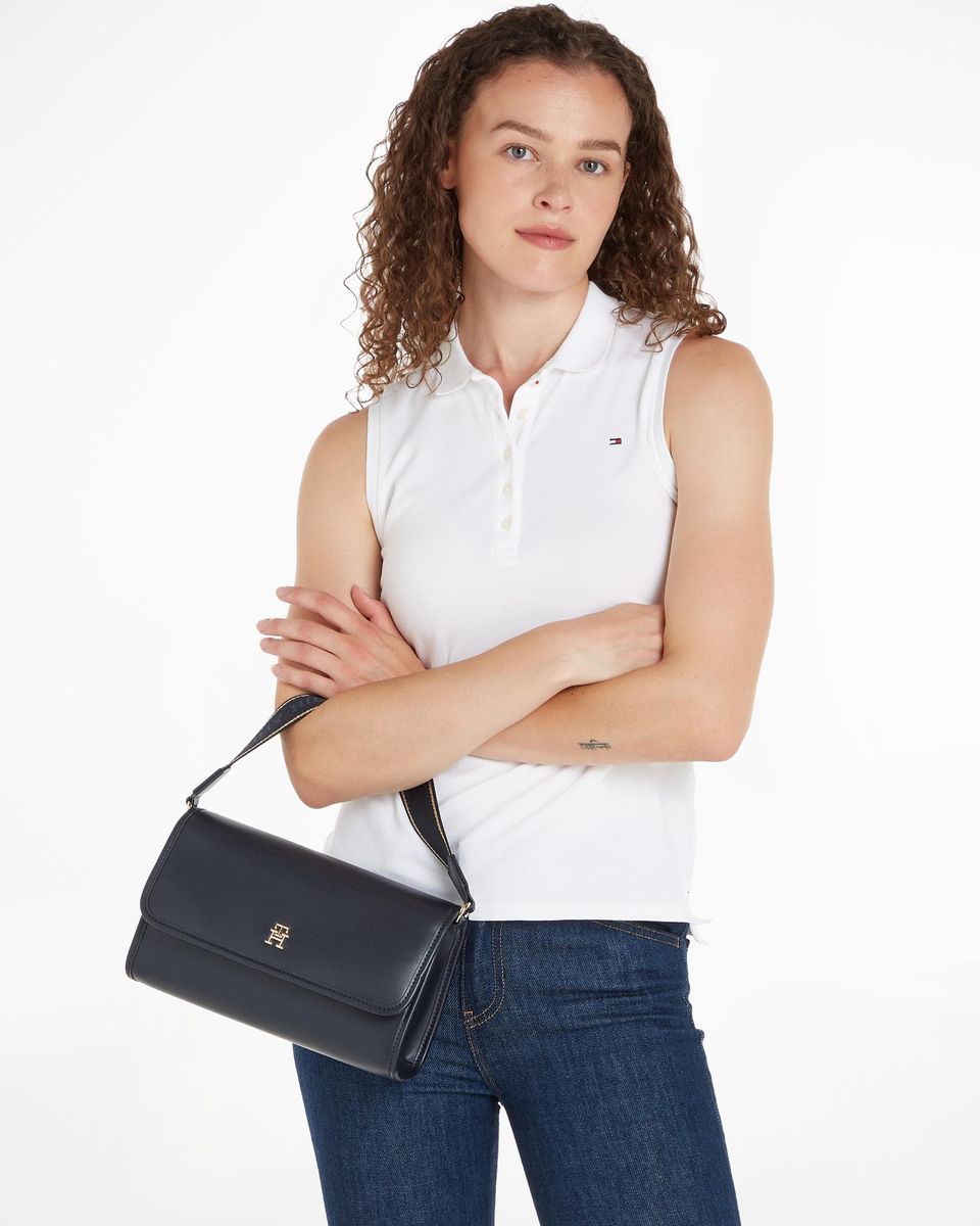 Schultertasche mit Monogramm-Plakette