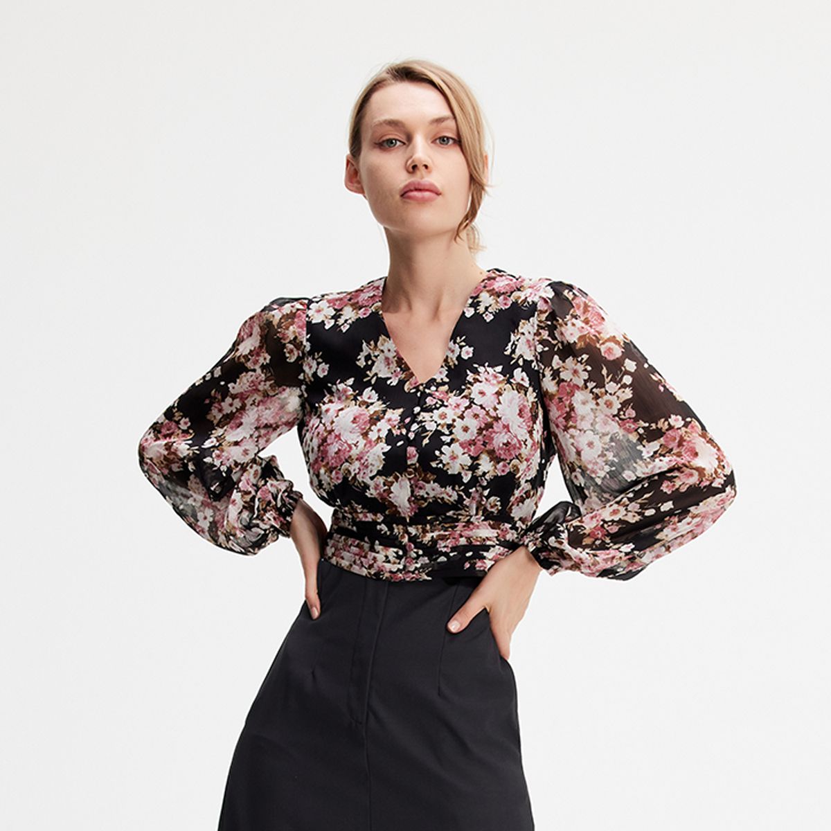 Kurze Bluse mit Blumenmuster