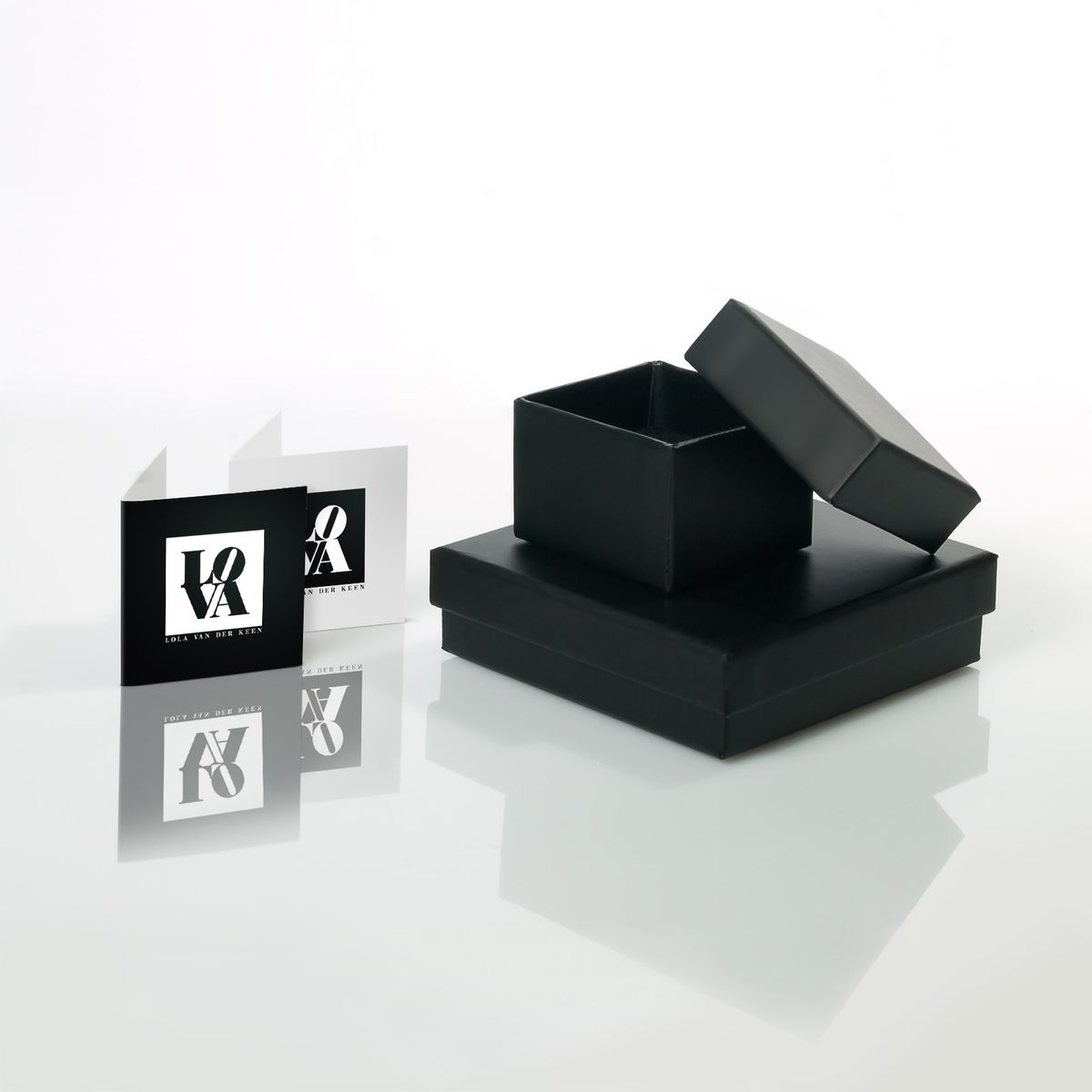 Eleganter Ring mit blauem Kristall