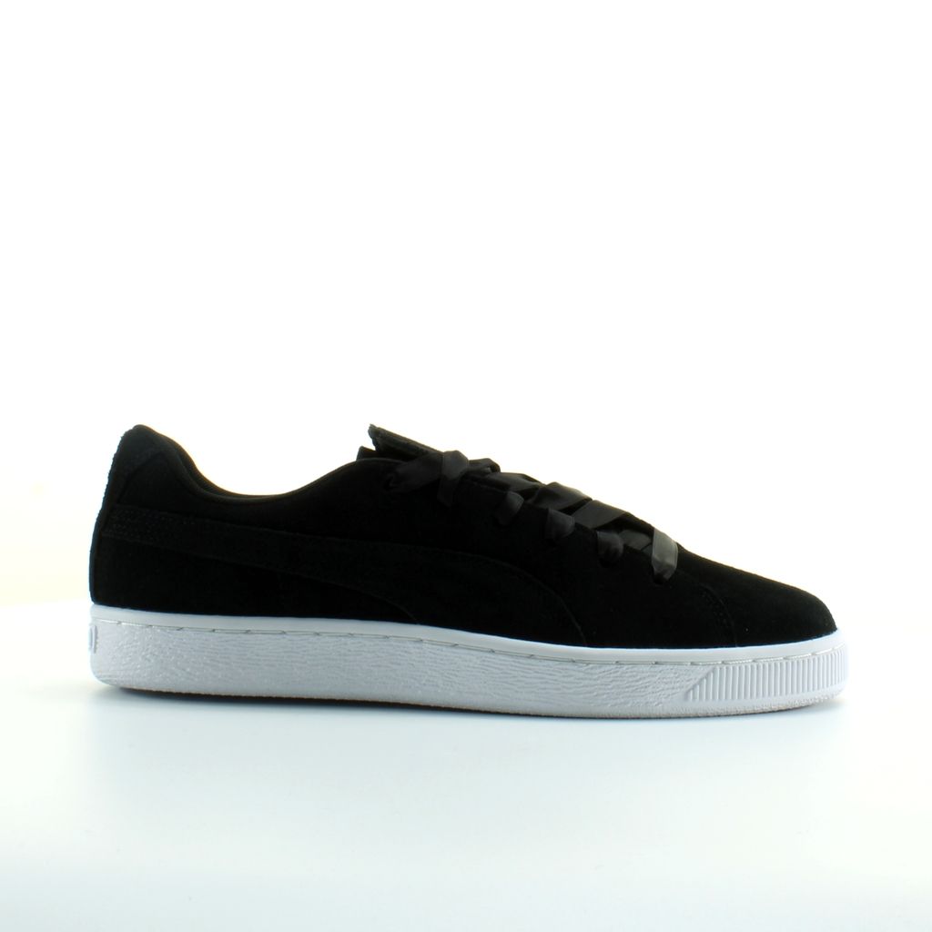 Suede-Sneaker mit Satin-Schnürsenkeln