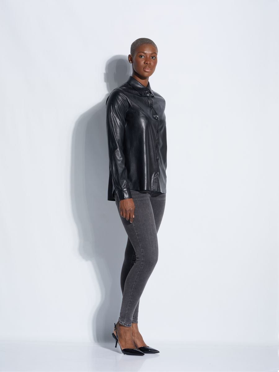 Glatte Kunstleder-Bluse mit Knopfleiste