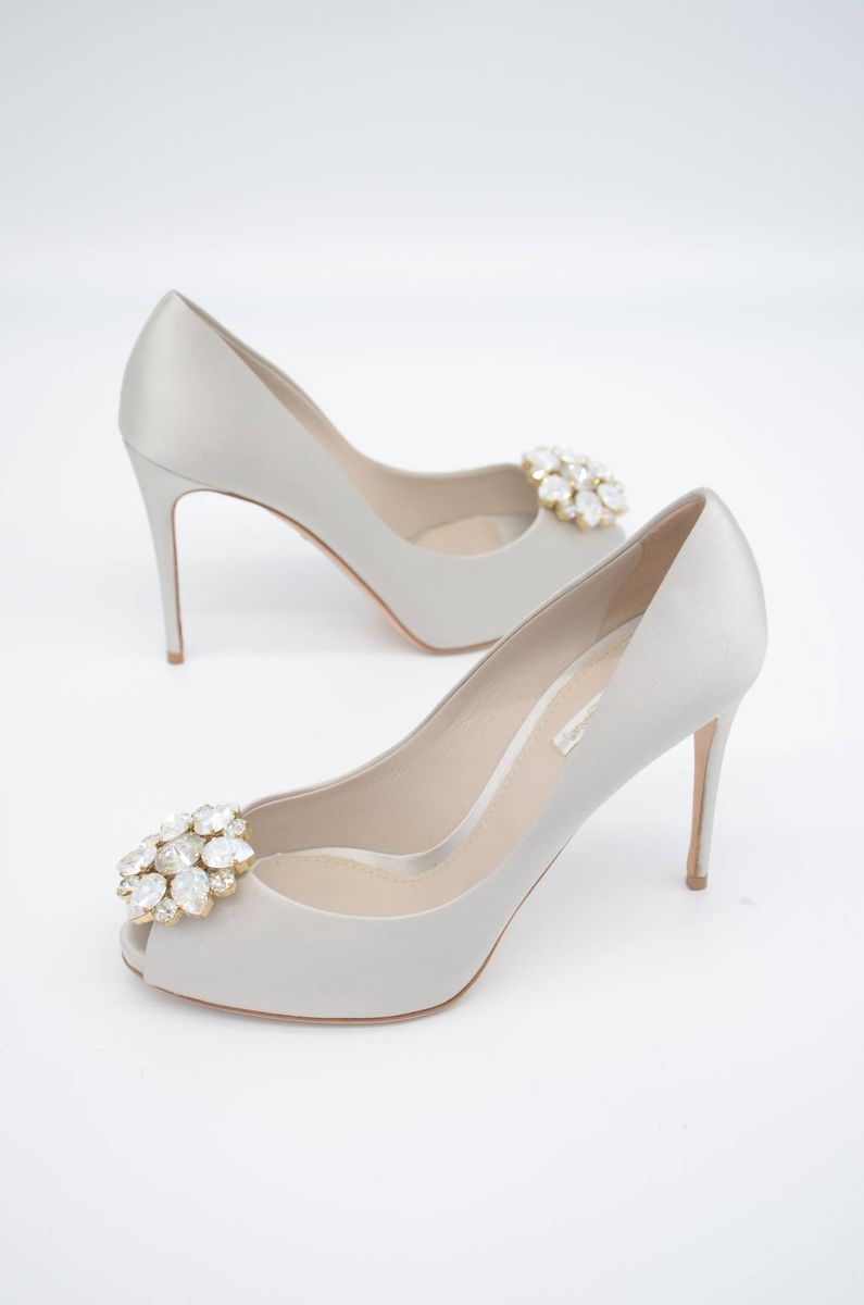 Satin-Peeptoes mit Kristallverzierung