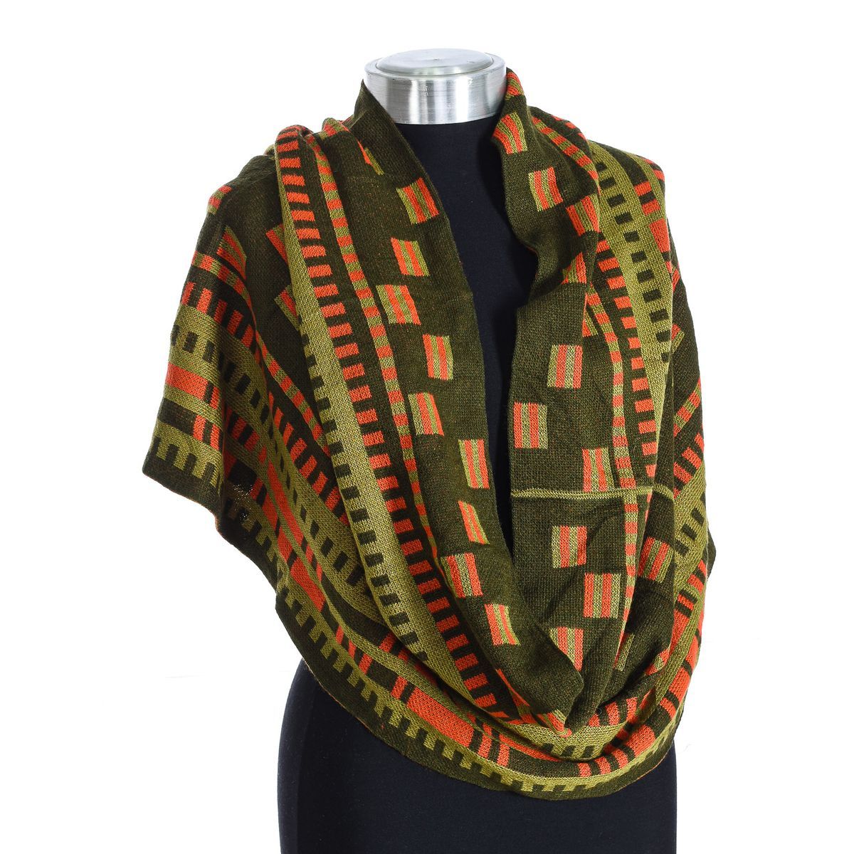 Gestrickter Infinity-Schal mit Geometriemuster