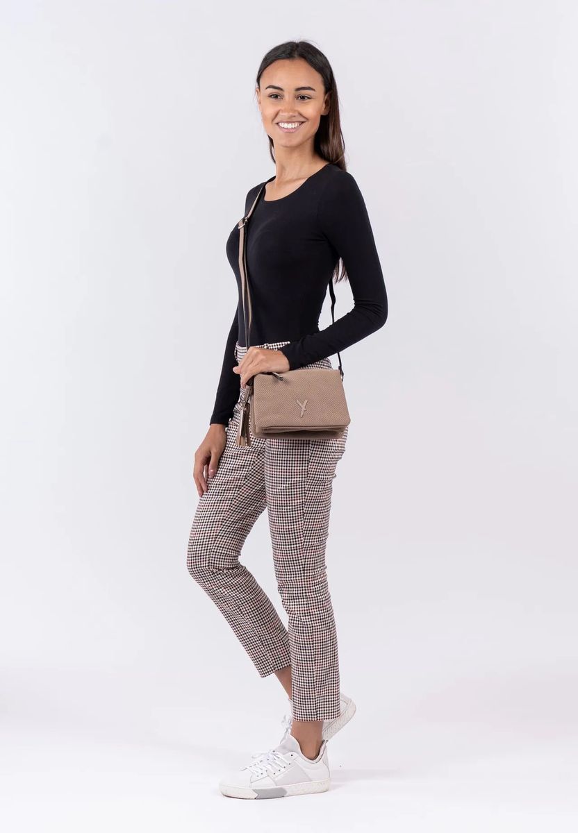 Perforierte Umhängetasche aus Kunstleder