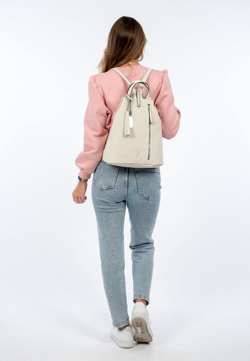 Perforierter Rucksack mit Quastenanhänger