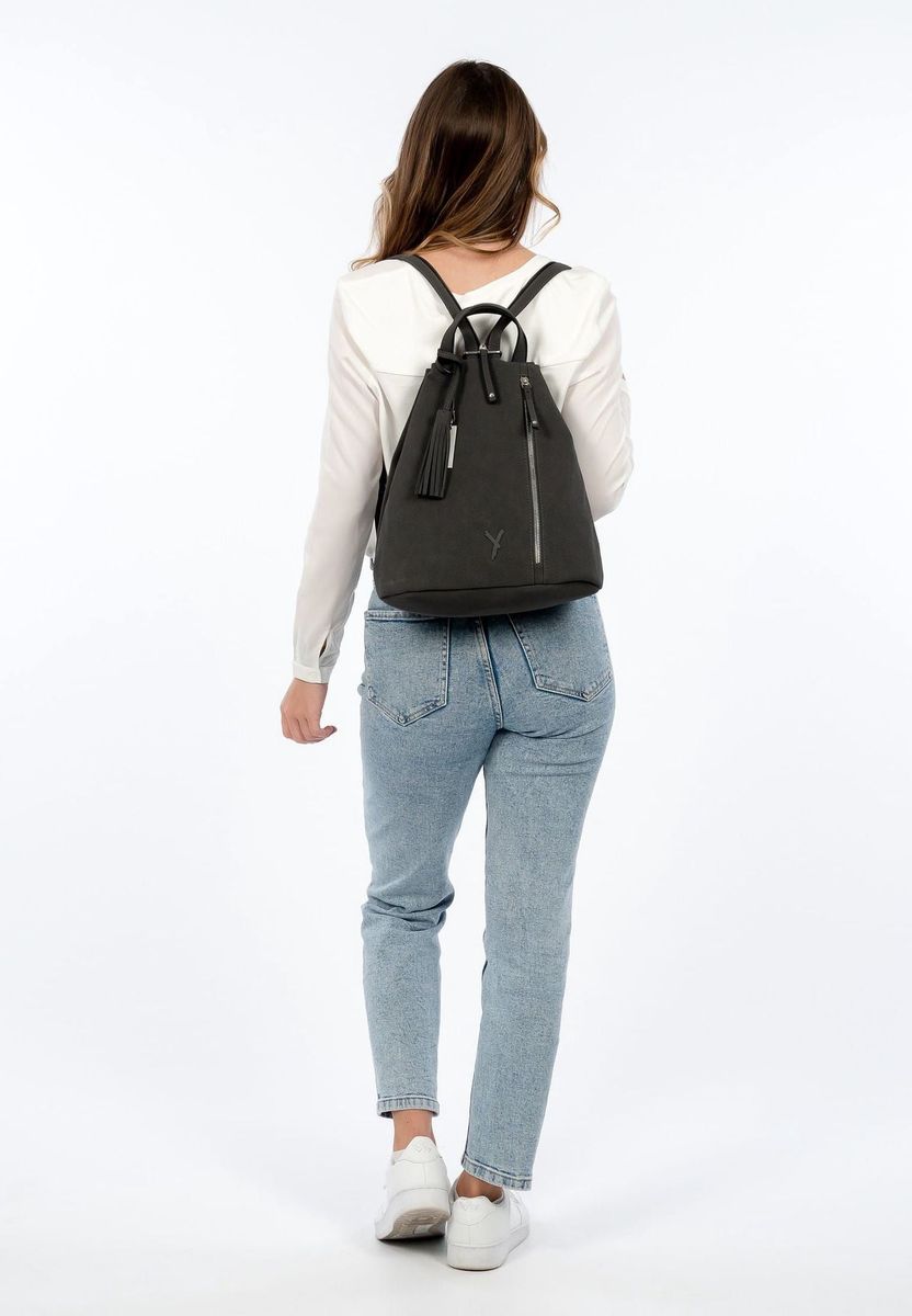Minimalistischer perforierter Dreiecks-Rucksack