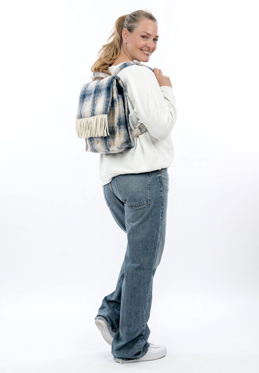 Karo-Rucksack in Wolloptik mit Fransen