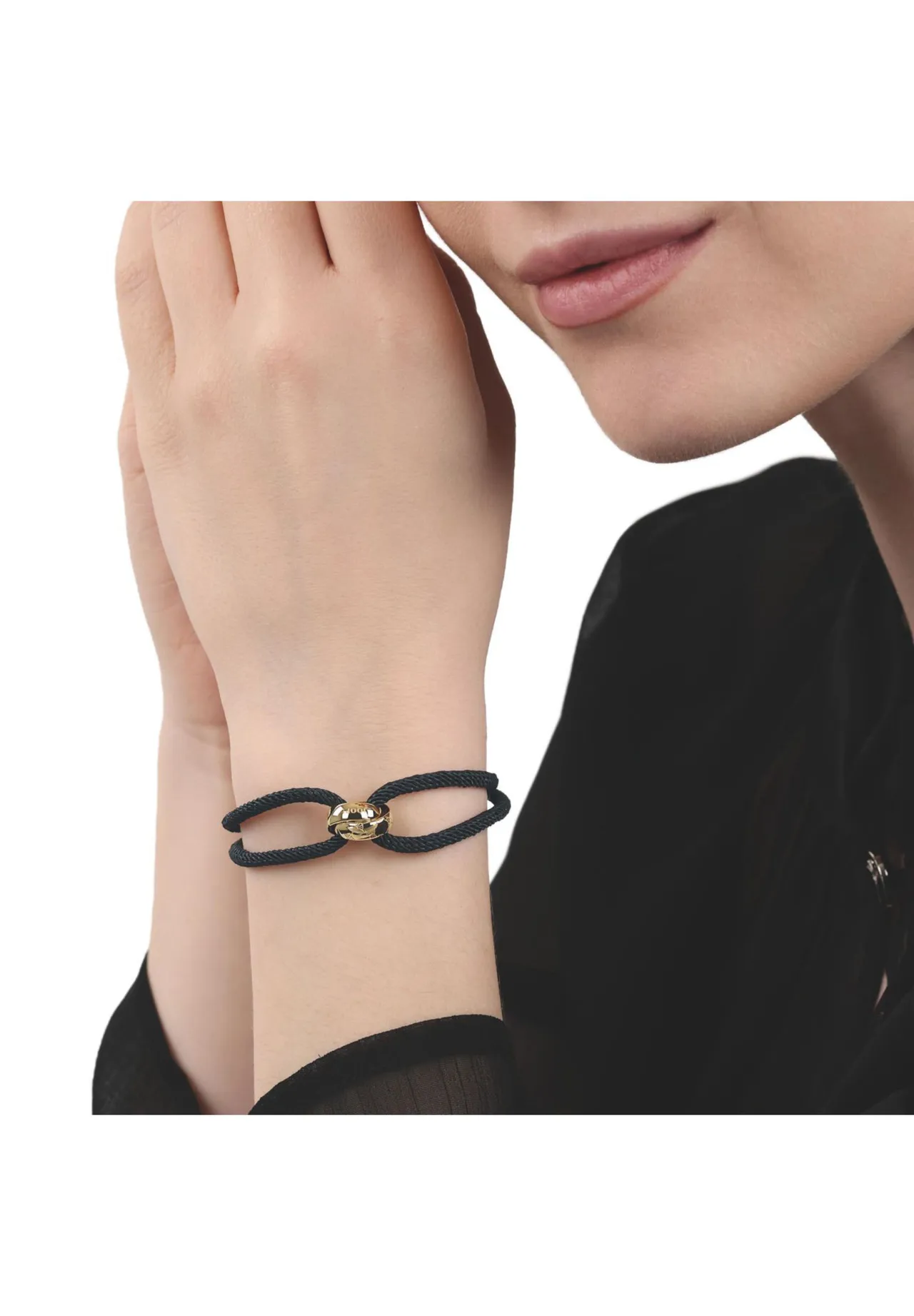 Kordelarmband mit verschlungenen Ringen