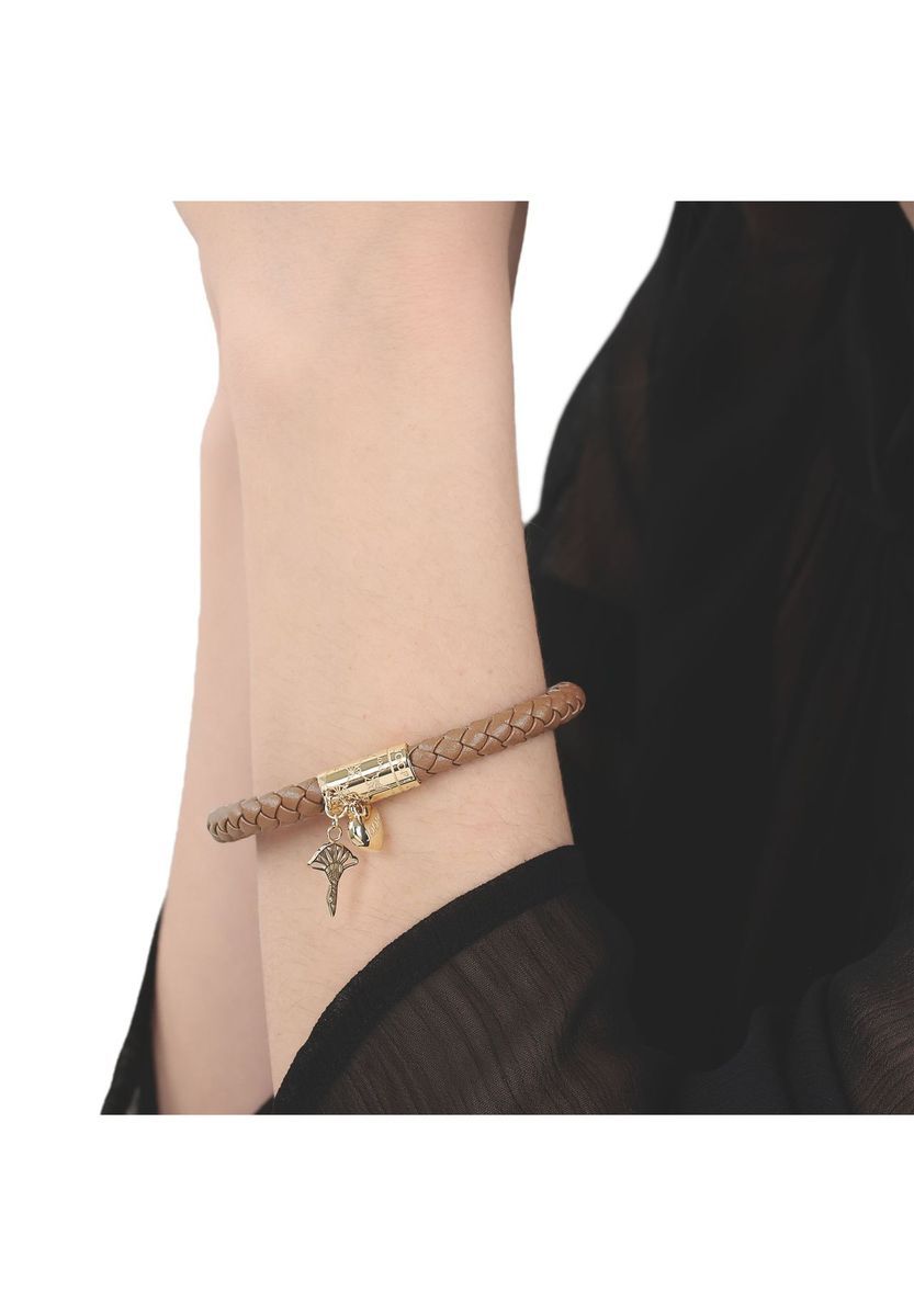 Geflochtenes Armband mit Anhängern